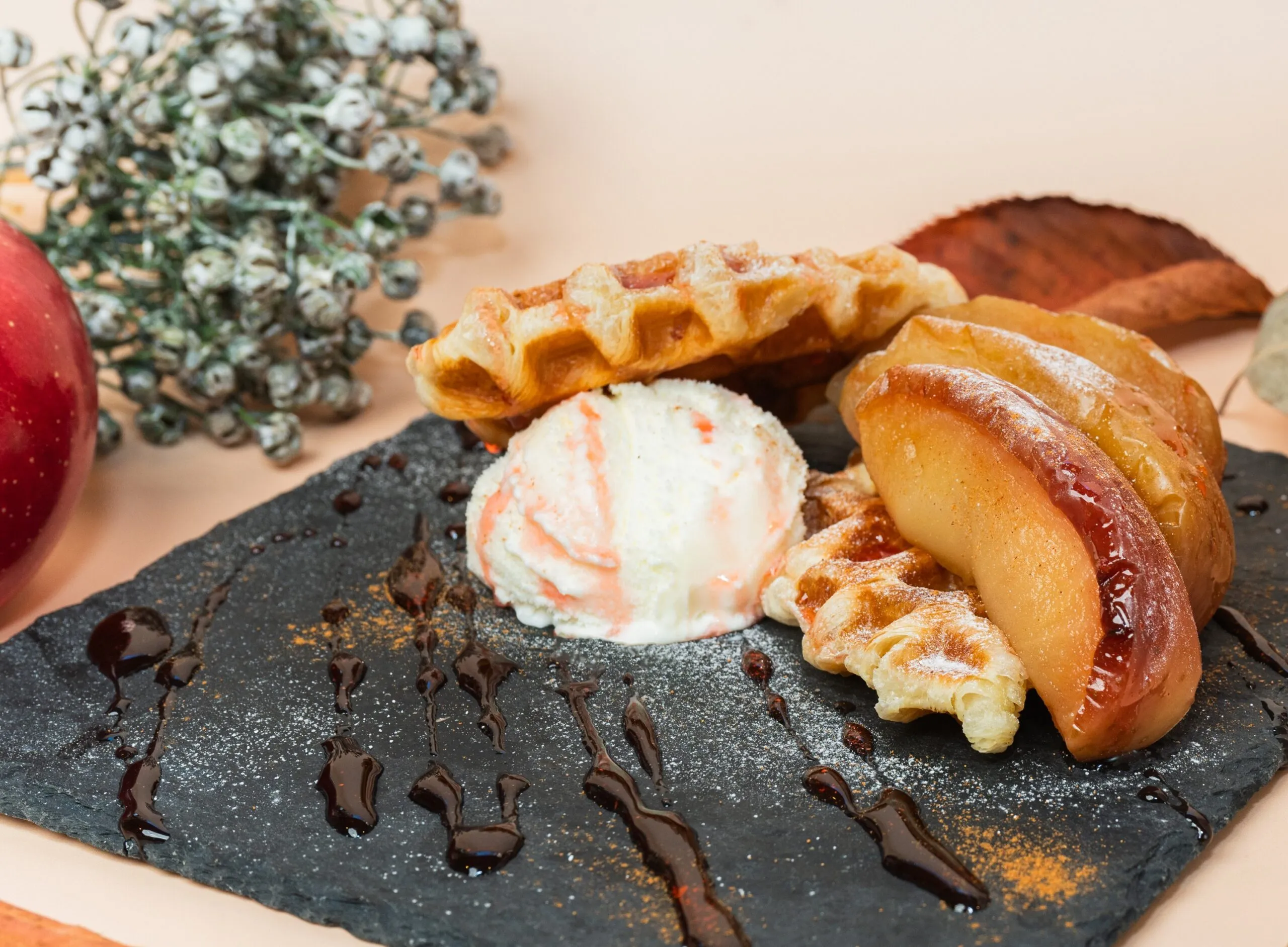 【ピーチホリデイ2025冬】食レポVol.12｜御とめ湯りの「クロッフル～焼きりんご～」と「りんごちーずけーかー」