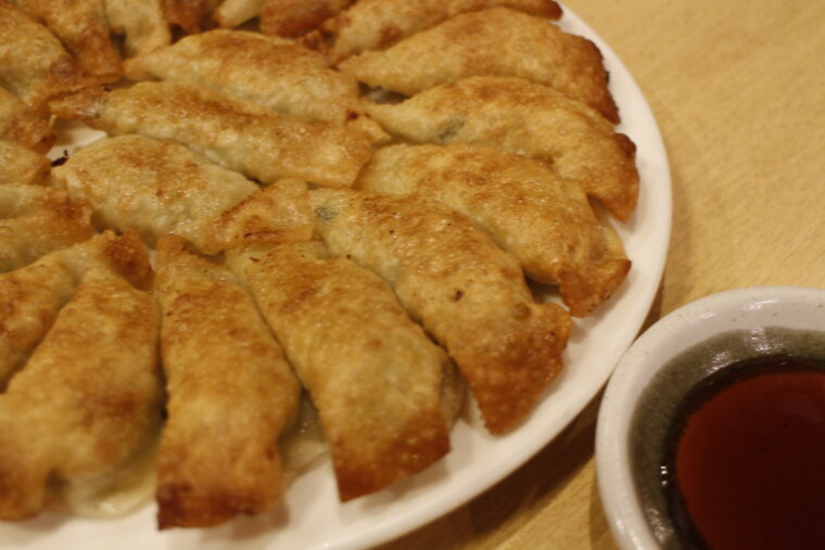 餃子とタレのアップ