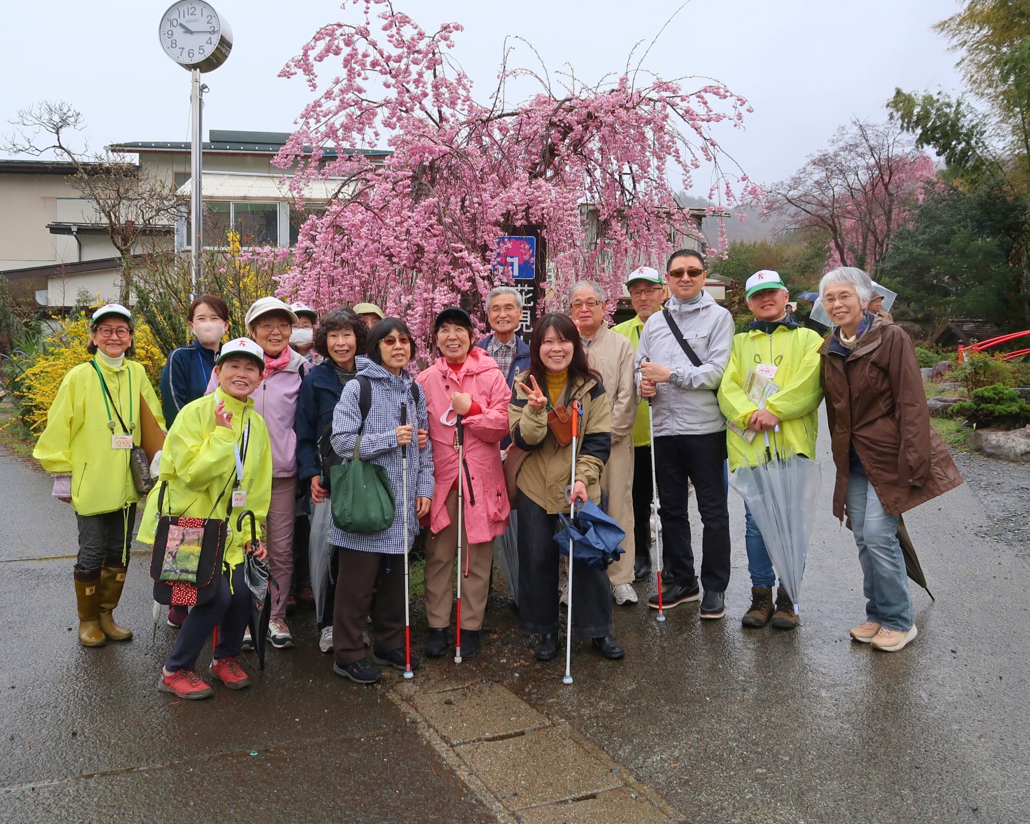 2025年4月に開催したモニターツアーの記念写真。視覚に障害のある方、ふくしま花案内人、手引き者のみんなで撮影