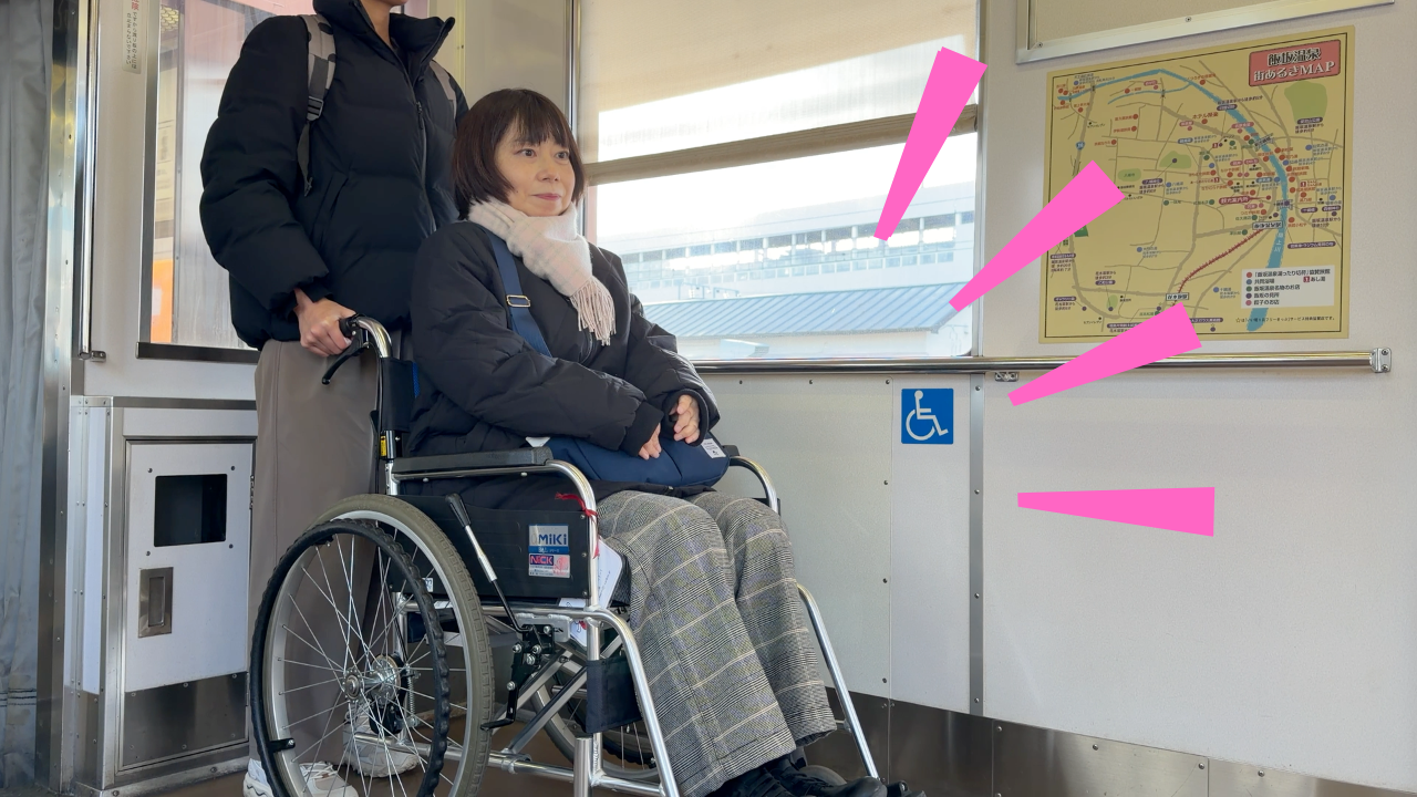 車内には広めの車いすスペースがあり、安心して乗車できます