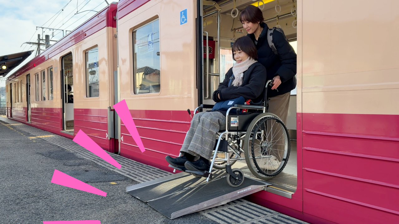 駅に到着したら、まずは降車口付近で待機しましょう。案内に合わせてゆっくり降りると安心です。