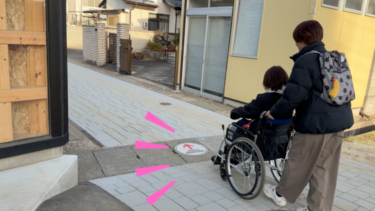 道中は足元に案内表示があり