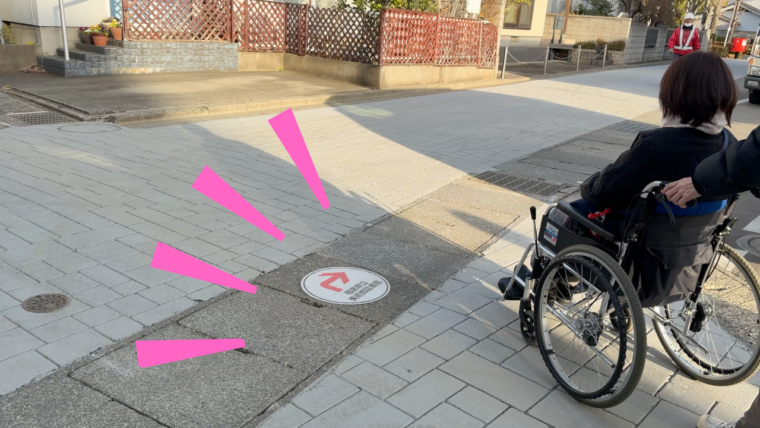 道中は足元に案内表示があり