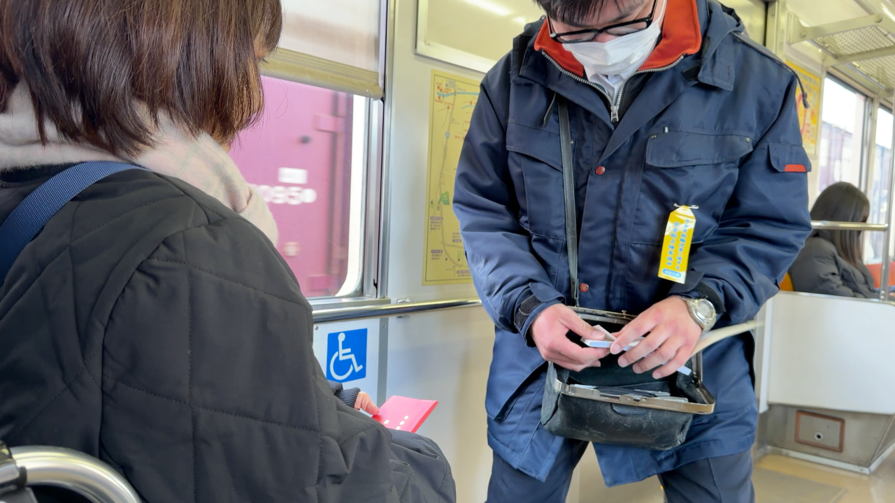 帰りの切符は「車内」で車掌さんから直接購入しましょう。