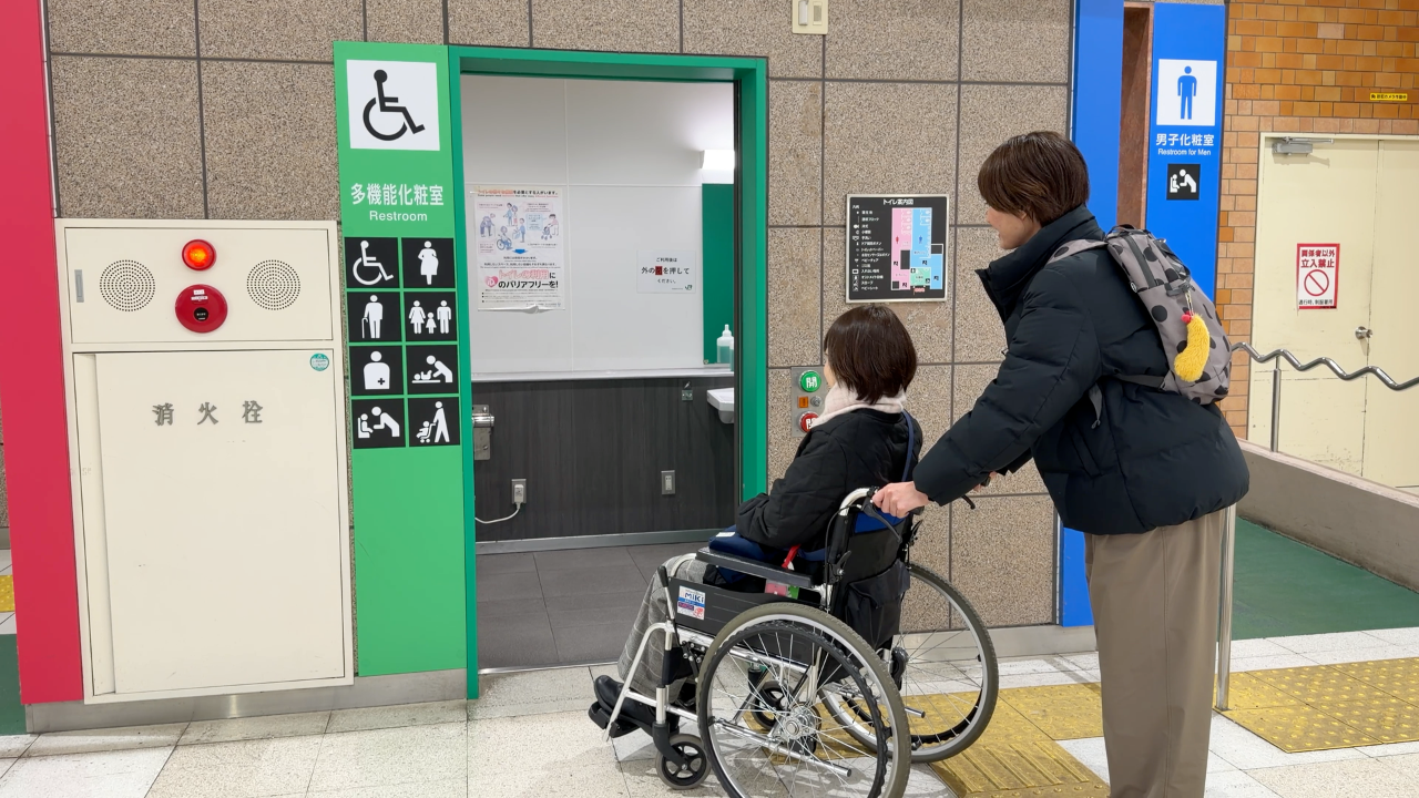 改札口を出てすぐの場所にあるバリアフリートイレ（多目的トイレ）