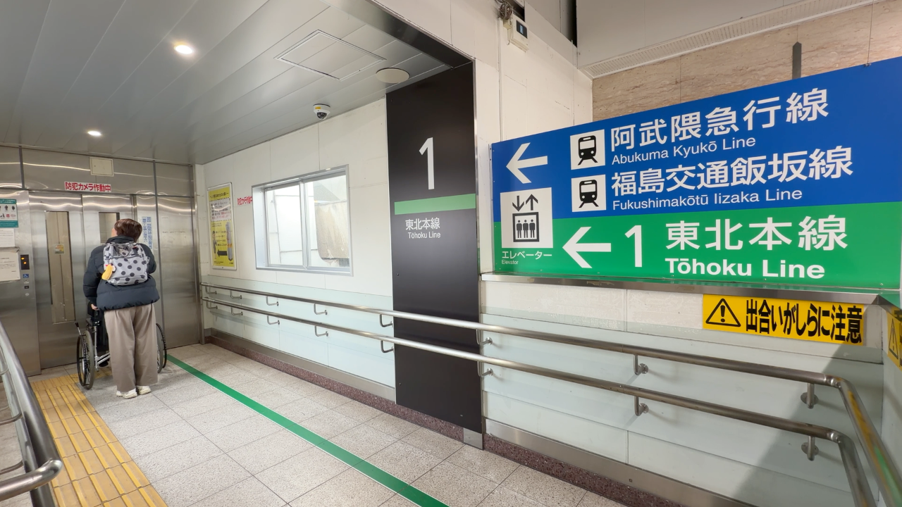 1階ホームへと移動するエレベーター