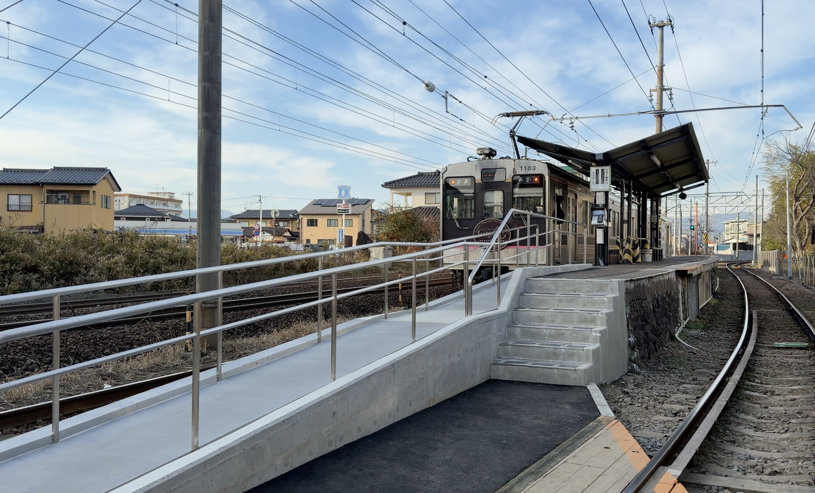 美術館図書館前駅のバリアフリー化が進んだホーム