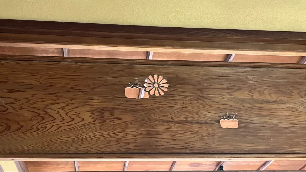 欄間にある、緻密な菊と桐の模様