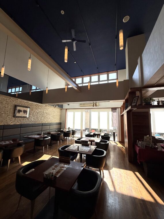 天井が高く、大きな窓からたっぷりと光が差し込む開放的な店内。