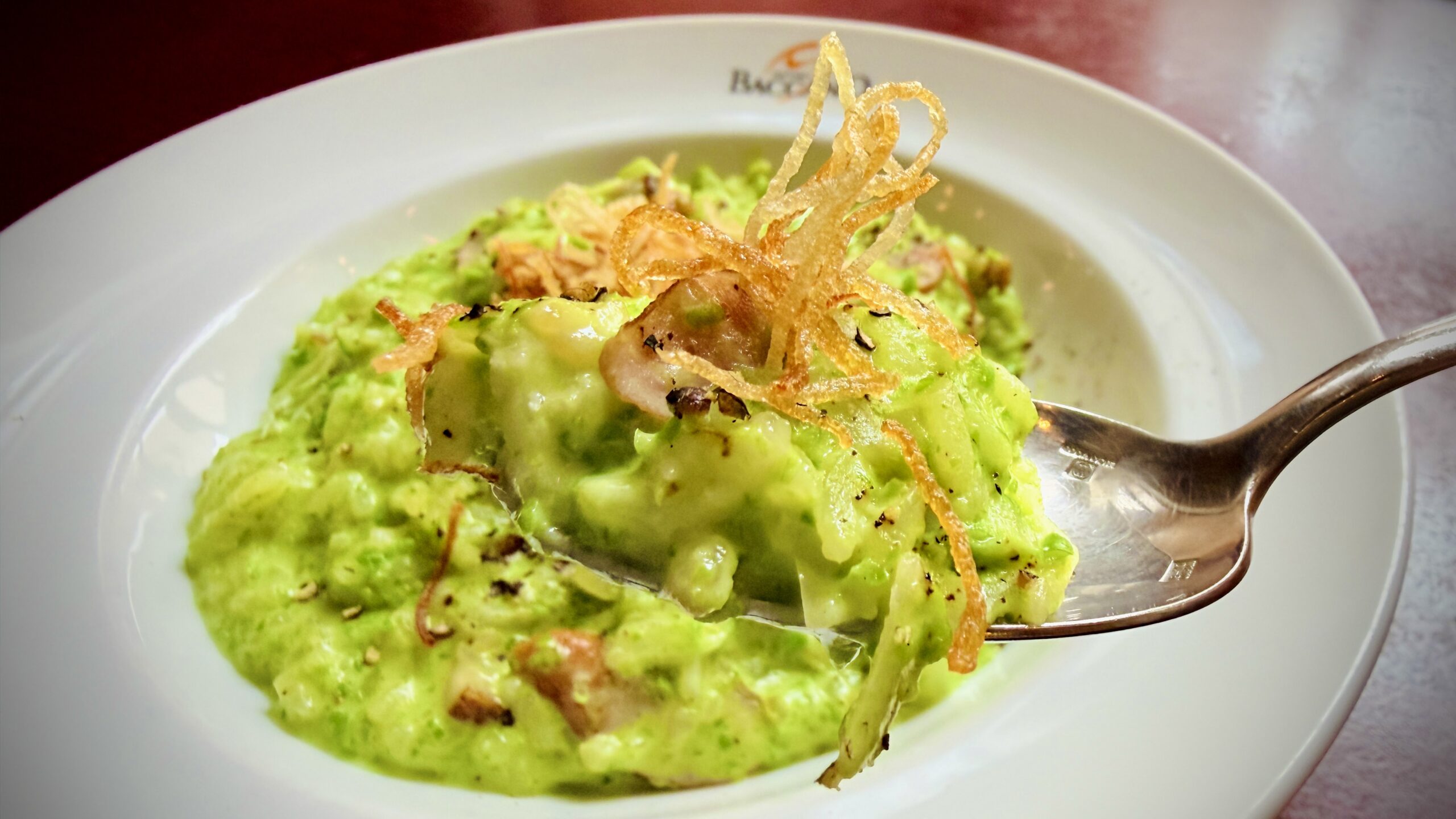 ゴロゴロ入ったジャガイモと、カリッと揚がったポテト。一口ごとに楽しい食感が広がります。