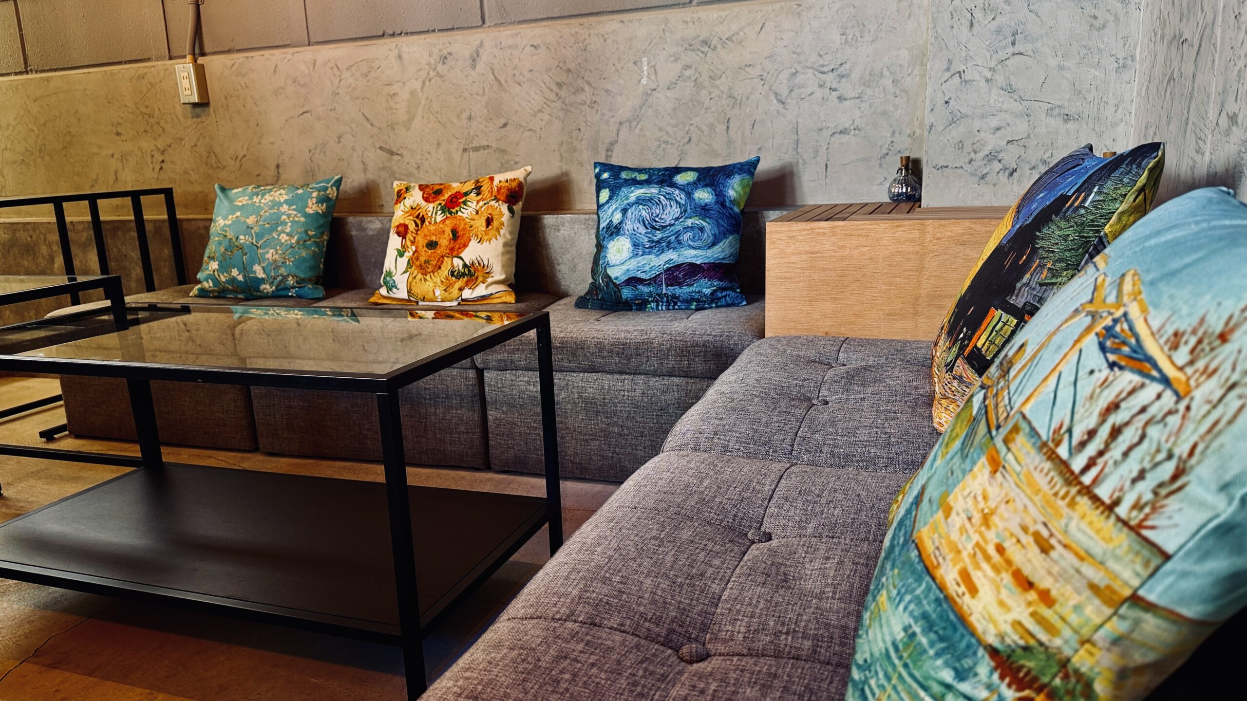 ゴッホの名画クッションが並ぶソファー