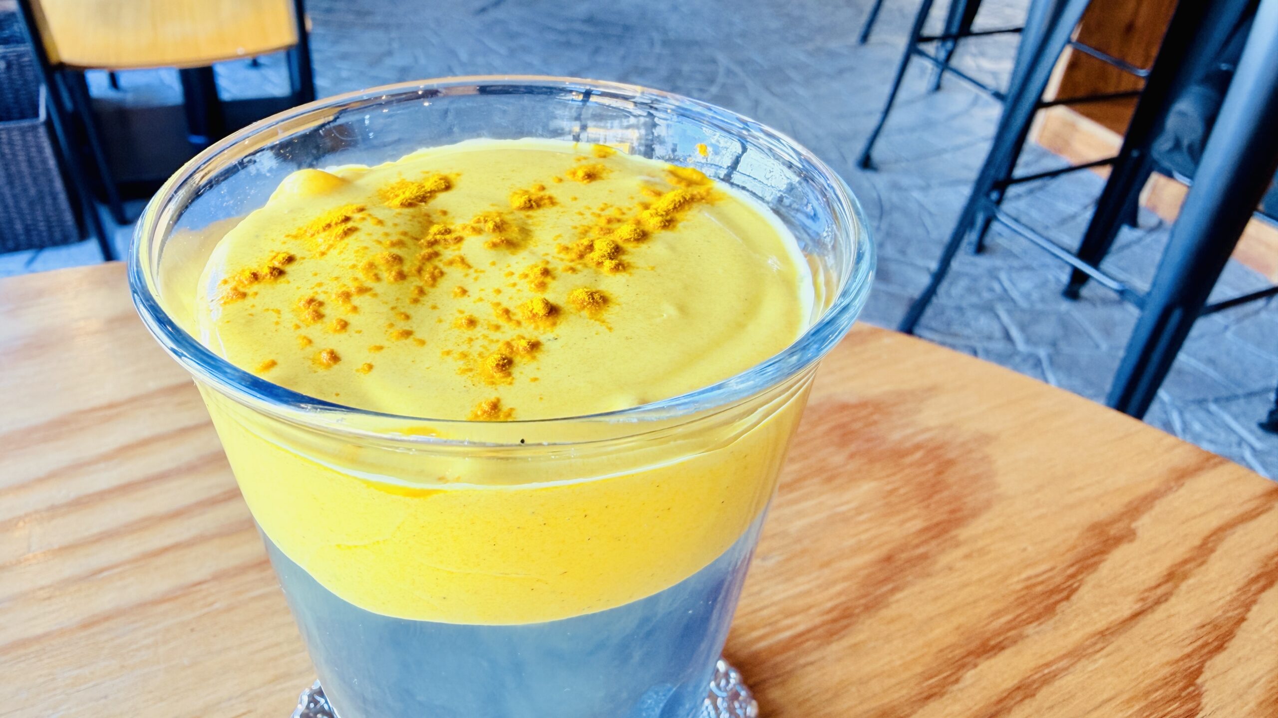 鮮やかな2層が目を引く！時間が経っても沈まない、試行錯誤が詰まったドリンク