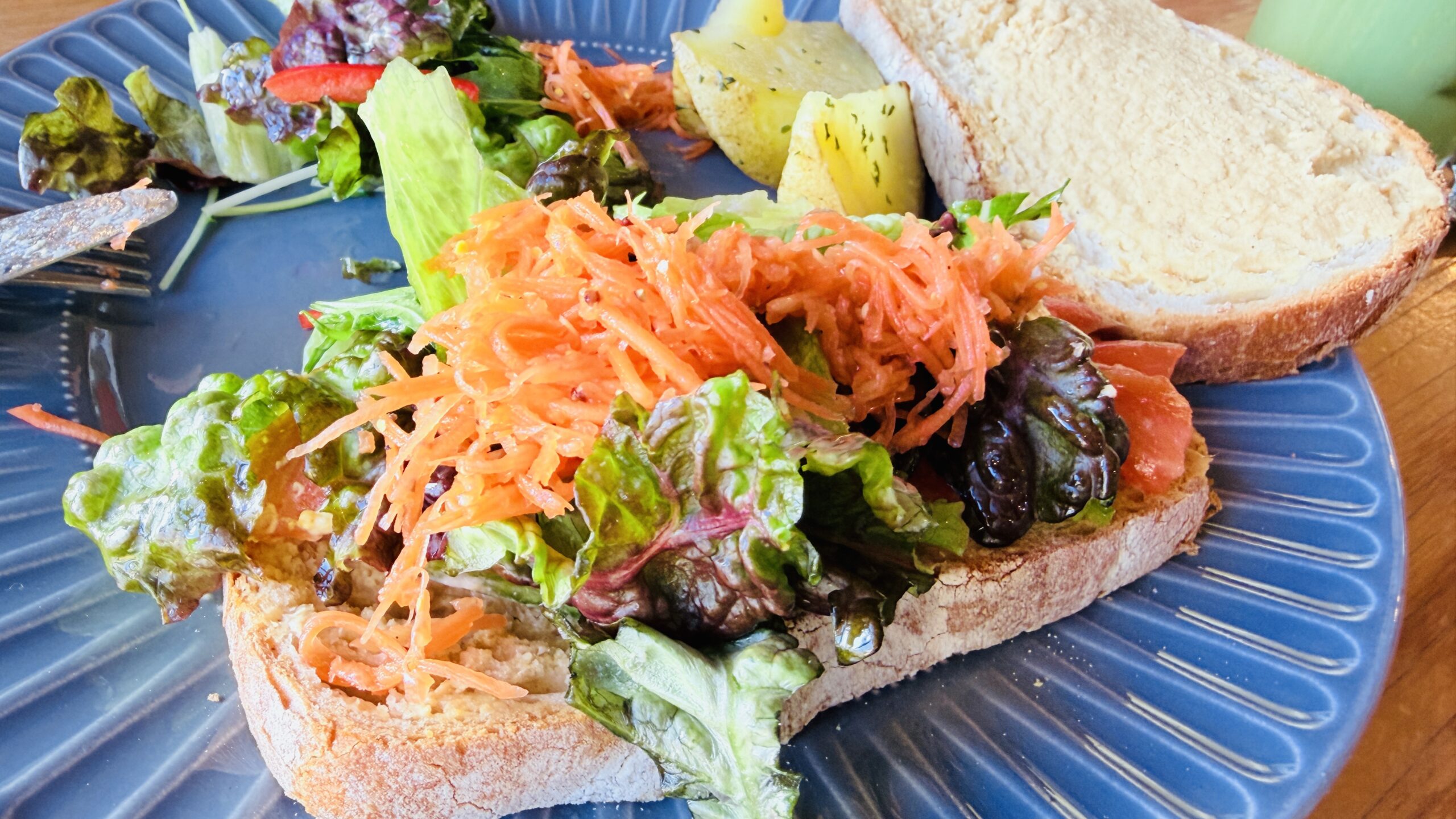 パンの上に具材をサンド！新鮮野菜がたっぷり