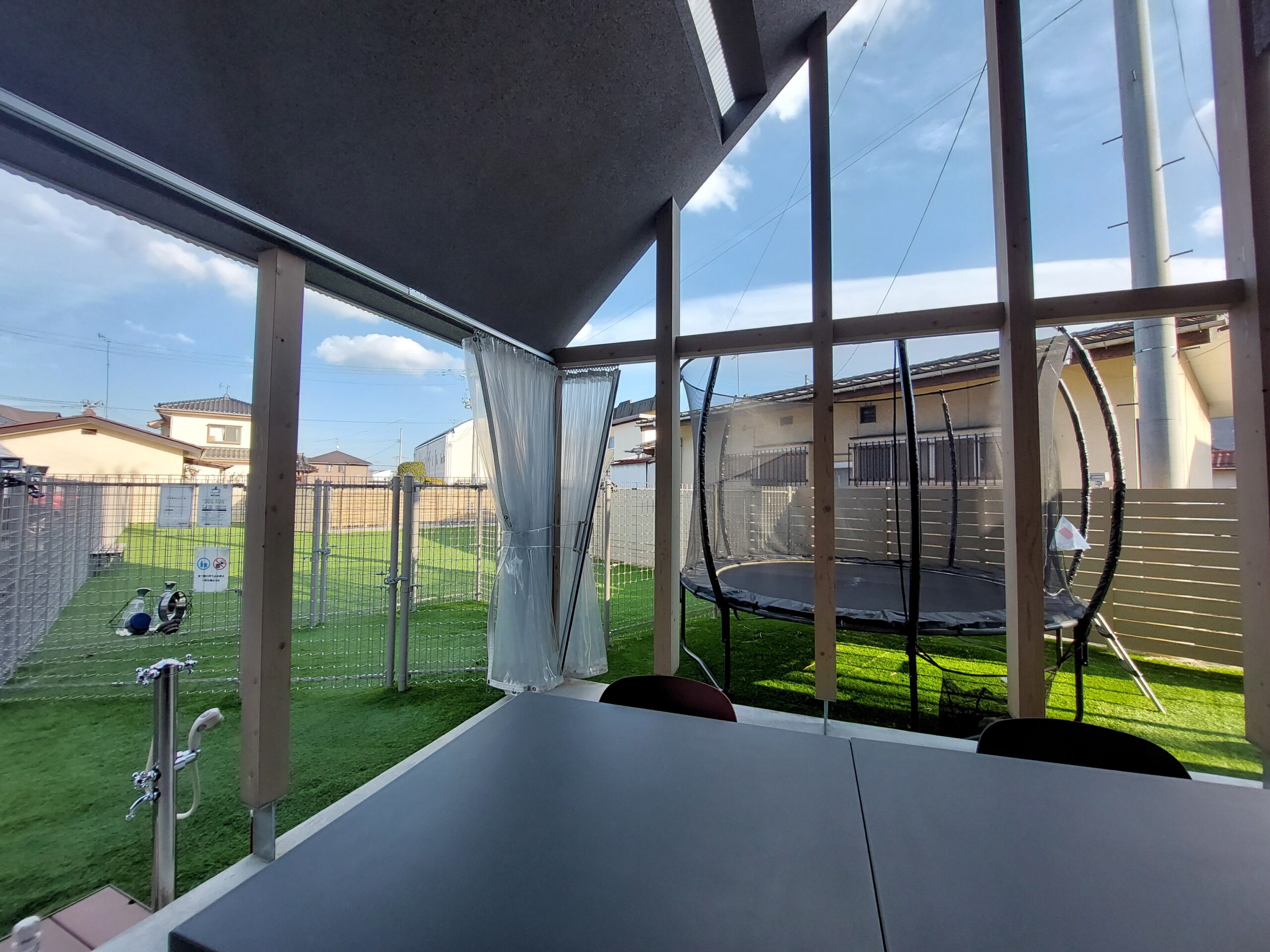 ドッグランとトランポリン