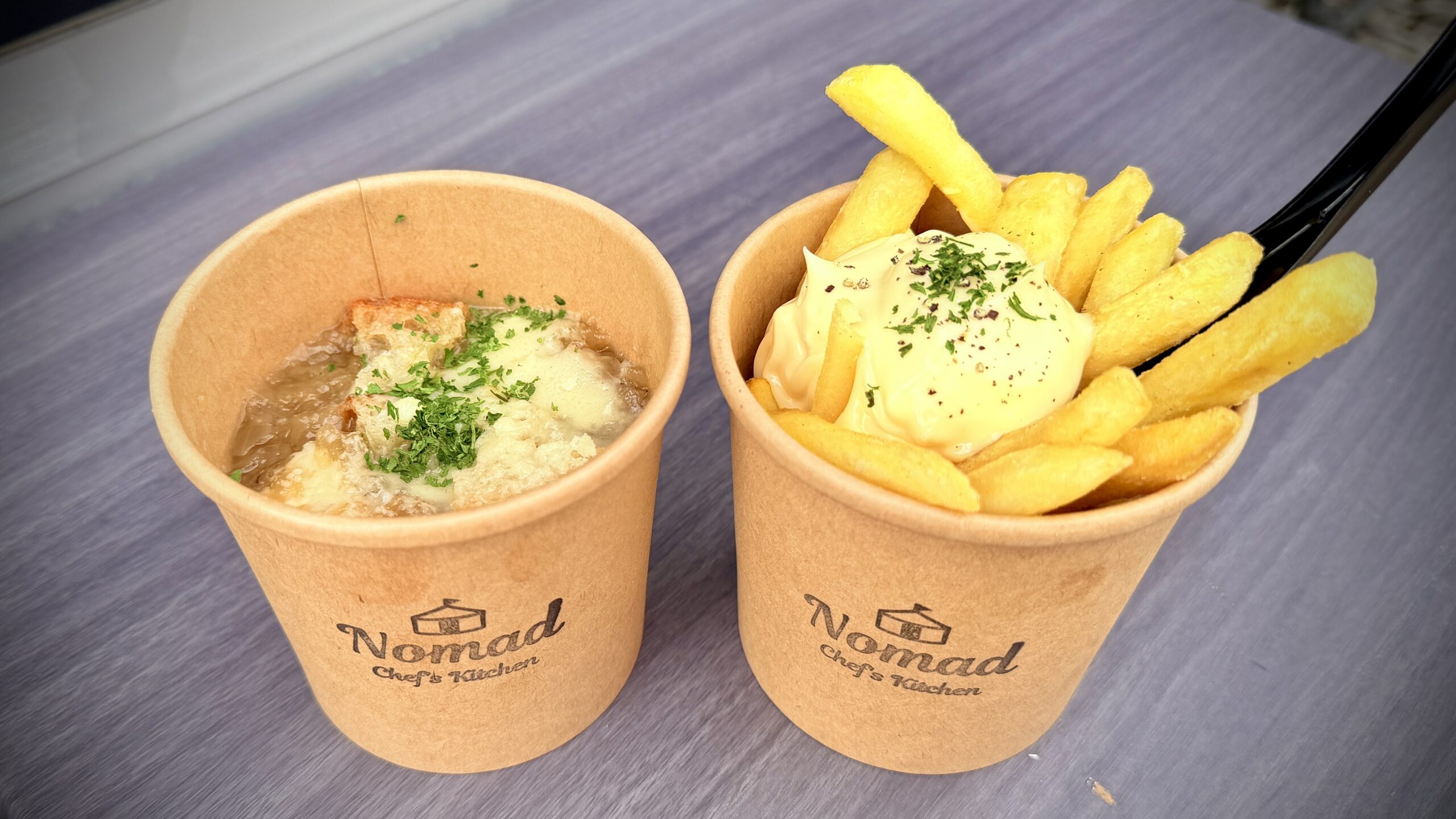 オニオングラタン風スープ500円／フリッツ（オランダ風フライドポテト）500円
