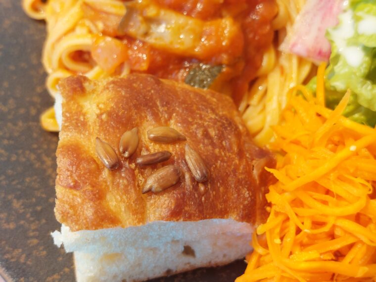 夜のカフェのカポナータ生麺パスタ～ひまわりの種のフォカッチャ添え