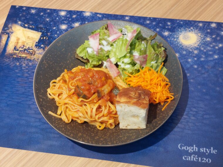 夜のカフェのカポナータ生麺パスタ～ひまわりの種のフォカッチャ添え