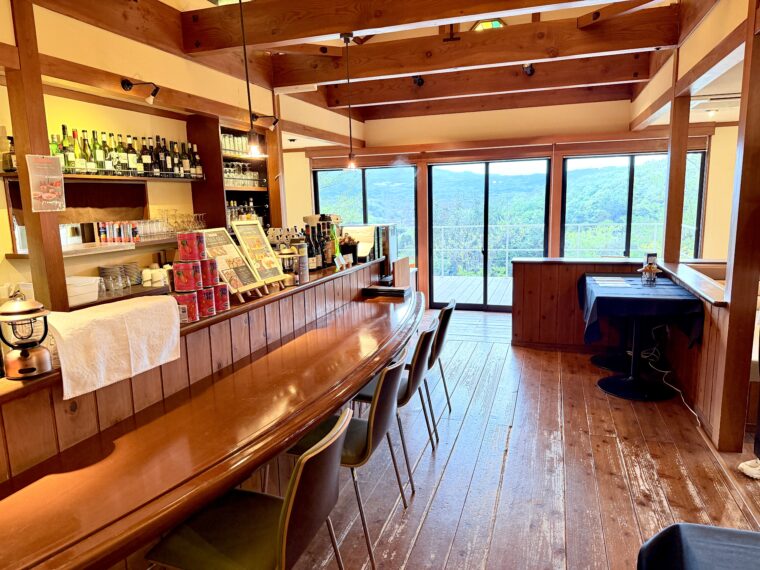 大きな窓の開放感とナチュラルで木の温かみのある店内。冬には暖炉も！