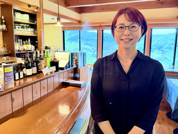 レストランでサービスを担当する、コルティーレ代表の中村彩さん