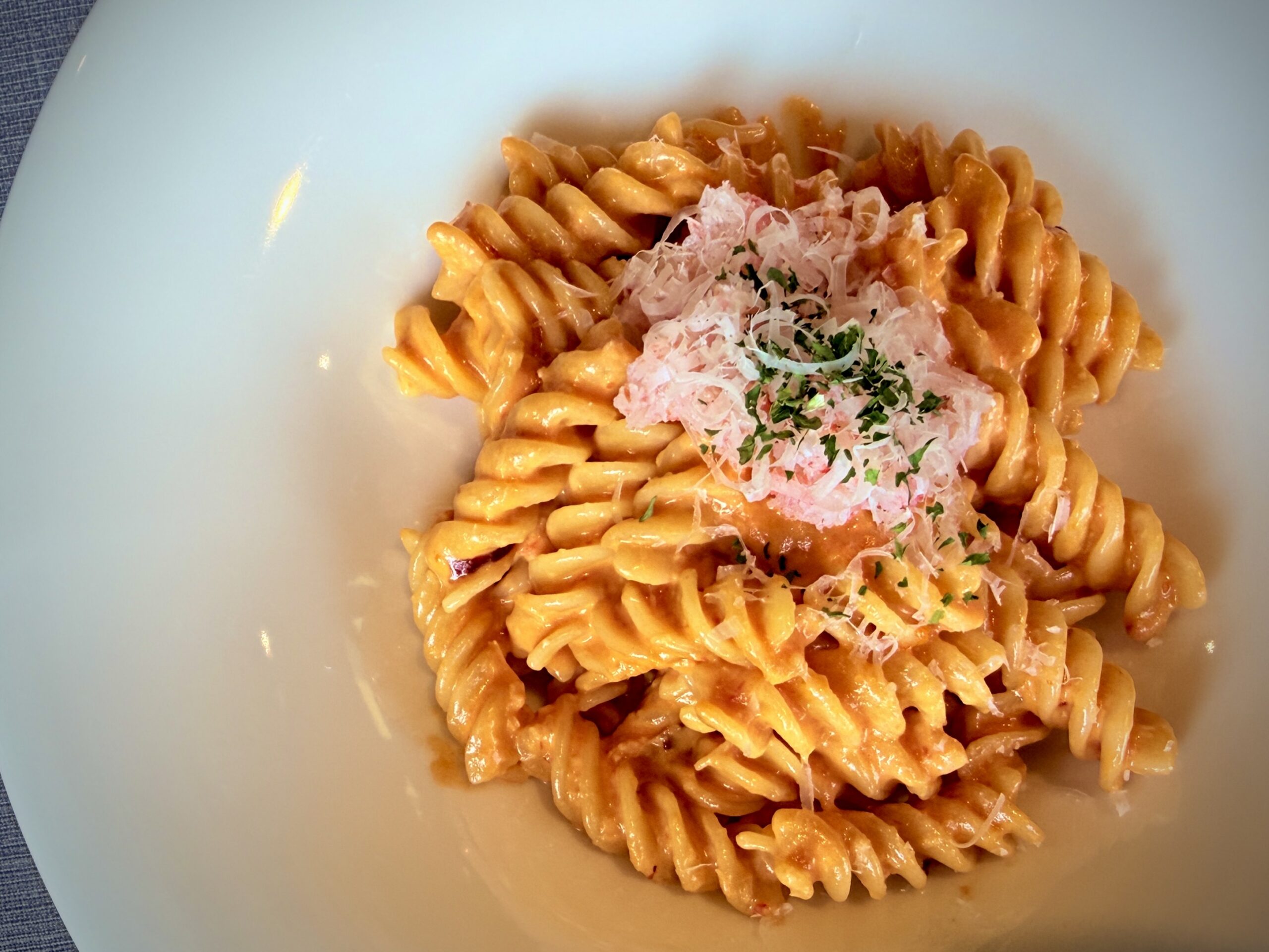 フジッリ（螺旋状の形をしたイタリア発祥のショートパスタ）に、ソースがよく絡んで、ソースの旨味を余すことなく楽しめます