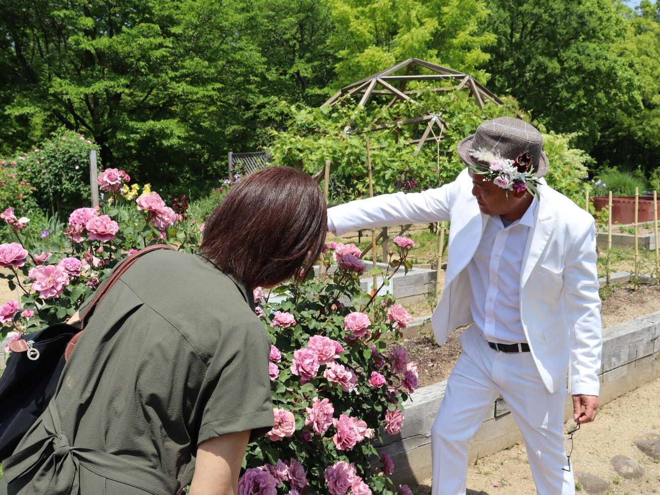 来園者に説明するバラ王子