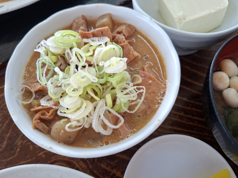 創業当時からの人気メニュー煮込みホルモン定食