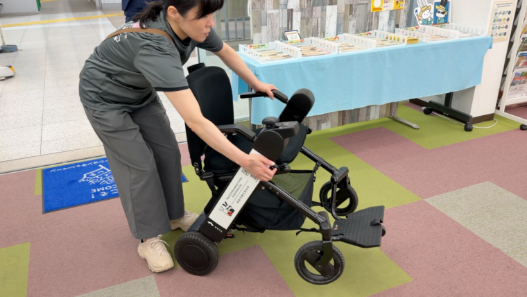 操作の仕方や折りたたみ方などを丁寧に教えてくれます