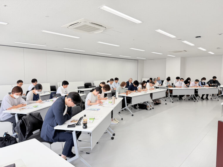 当事者ならではの実体験や本音に耳を傾け、メモを取る参加者の皆さん。