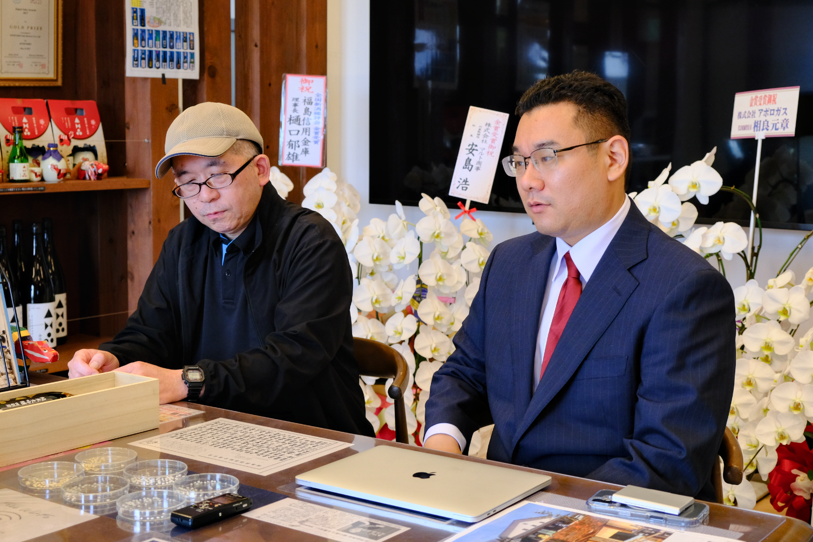 金水晶酒造の斎藤湧生社長（右）と、杜氏の菅野和也専務（左）