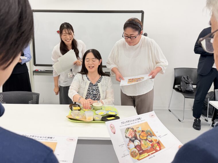 参加者を代表して、クロックポジションの実演に挑戦した「味処大番」の酒井店長