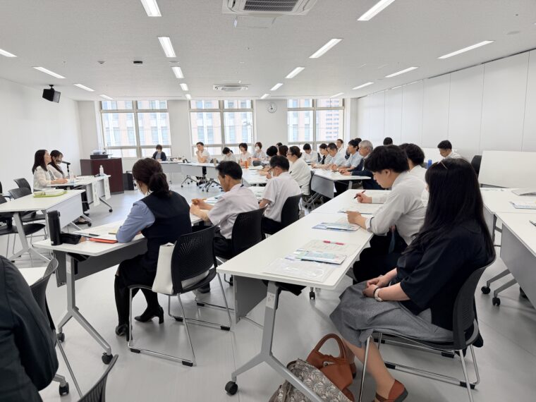 市内の宿泊・観光・飲食店などから約30名が参加した会場の様子