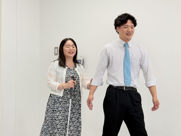 参加者を代表して「ウェディング エルティ」の佐藤さんが手引きのサポートに挑戦!