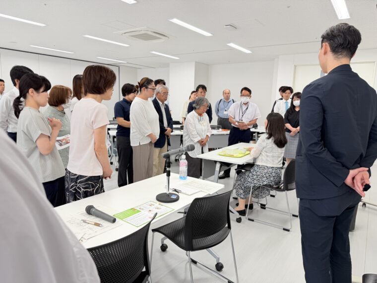 前に集まり「クロックポジション」を学ぶ参加者の皆さん