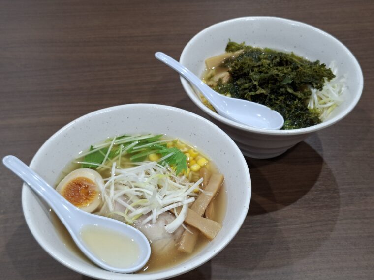 浄土平らぁめん(写真左1200円) 吾妻盆栽らぁめん(写真右1400円)