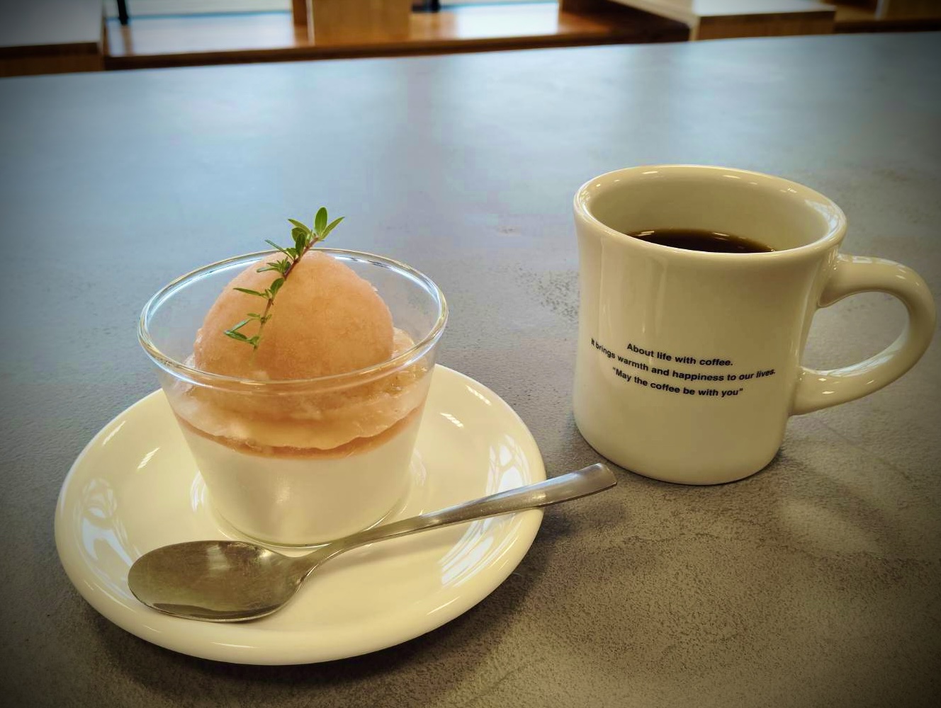ピーチパンナコッタには、フルーティーな浅煎りコーヒーを合わせて楽しみました