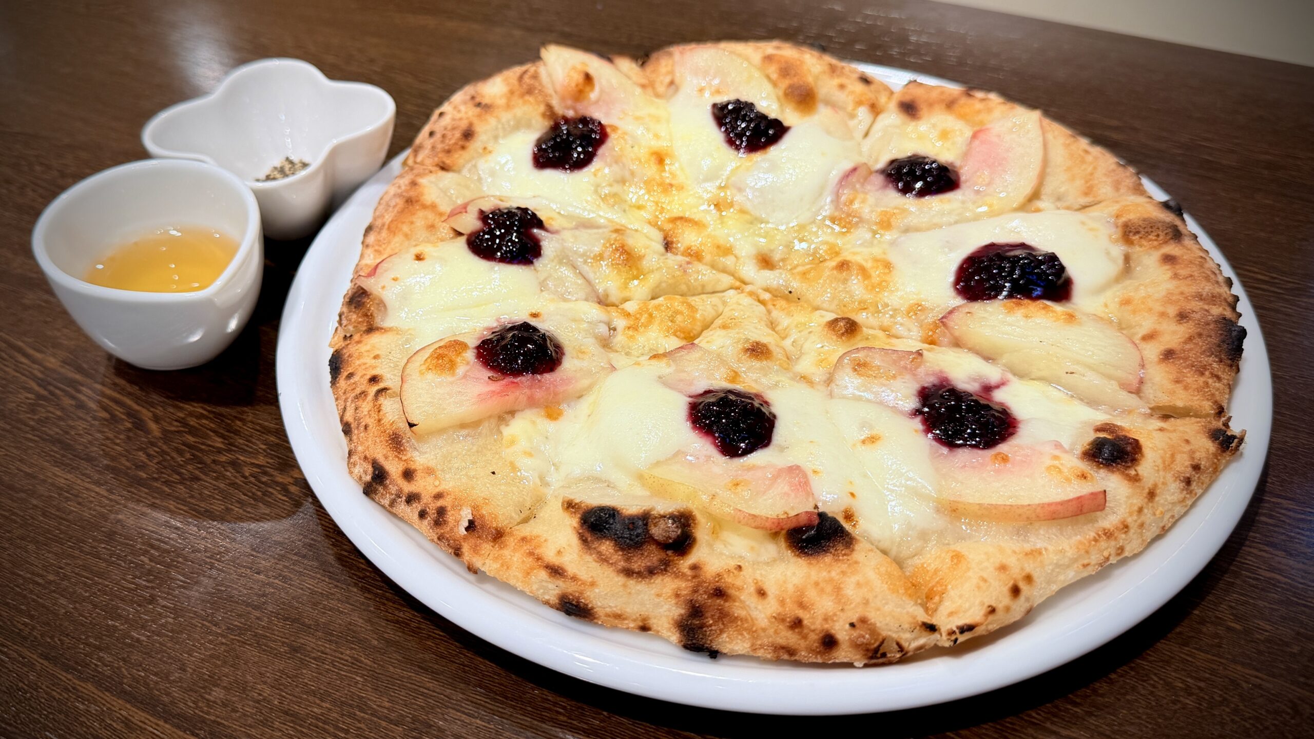 皮付きの桃約半玉と4種類のチーズを使った「ふくしま桃のクワトロピザ」1,650円(税込)