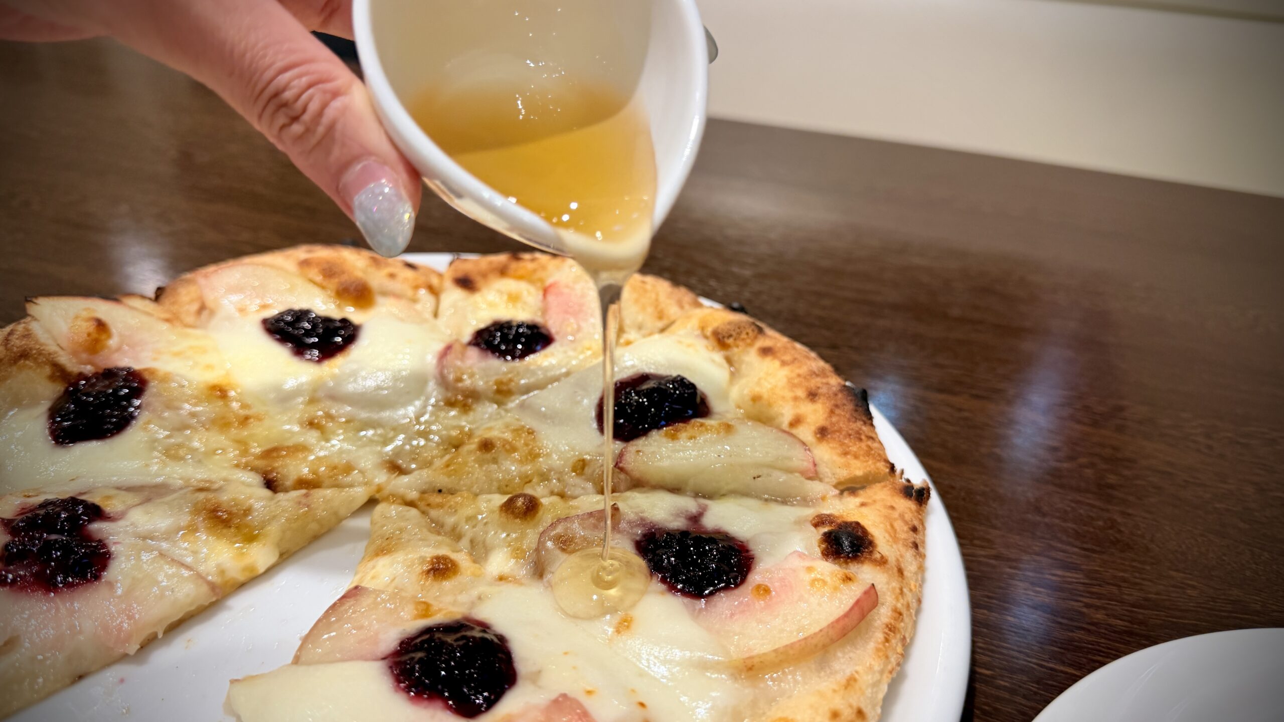 ハチミツとコショウは別添え。好みに合わせて味の変化も楽しめます