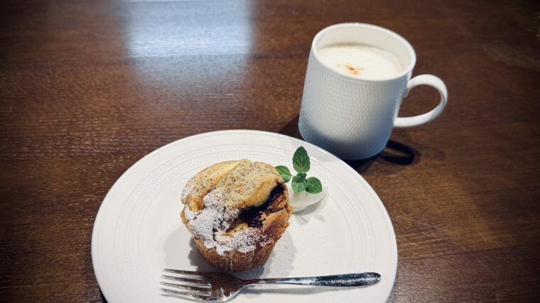 いちじくの米粉マフィンと黒糖ミルク