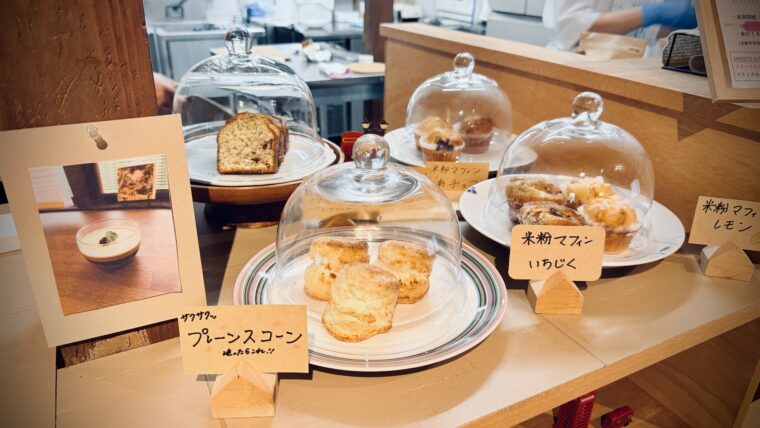 カウンターに並ぶ焼き菓子